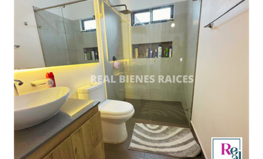 SE ARRIENDA CASA MEDIANERA EN UNIDAD CERRADA CON PORTERA 24 HORAS