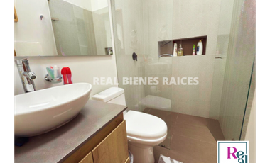 SE ARRIENDA CASA MEDIANERA EN UNIDAD CERRADA CON PORTERA 24 HORAS