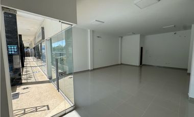 Espectacular local en centro comercial