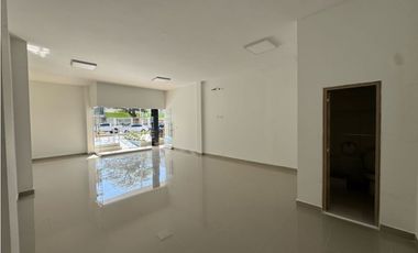 Espectacular local en centro comercial