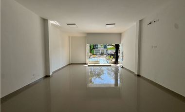 Espectacular local en centro comercial