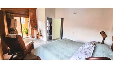 VENDO CASA ESQUINERA SABANETA ANTIOQUIA 3 ALCOBAS CON BAŇO JARDIN EN L