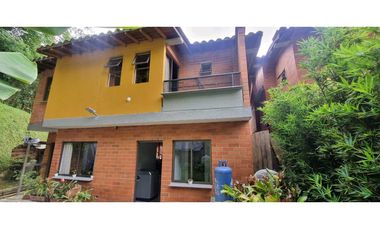 VENDO CASA ESQUINERA SABANETA ANTIOQUIA 3 ALCOBAS CON BAŇO JARDIN EN L