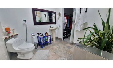 VENDO CASA ESQUINERA SABANETA ANTIOQUIA 3 ALCOBAS CON BAŇO JARDIN EN L
