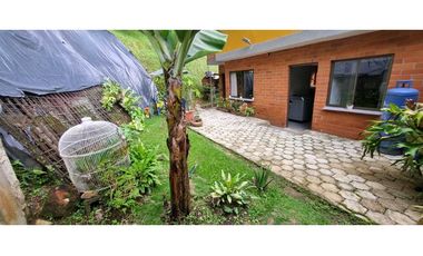 VENDO CASA ESQUINERA SABANETA ANTIOQUIA 3 ALCOBAS CON BAŇO JARDIN EN L