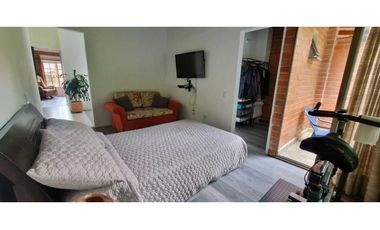 VENDO CASA ESQUINERA SABANETA ANTIOQUIA 3 ALCOBAS CON BAŇO JARDIN EN L