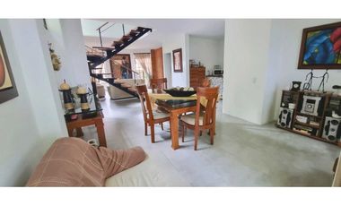 VENDO CASA ESQUINERA SABANETA ANTIOQUIA 3 ALCOBAS CON BAŇO JARDIN EN L