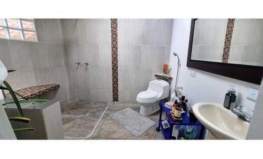 VENDO CASA ESQUINERA SABANETA ANTIOQUIA 3 ALCOBAS CON BAŇO JARDIN EN L