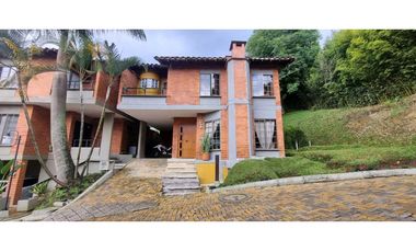 VENDO CASA ESQUINERA SABANETA ANTIOQUIA 3 ALCOBAS CON BAŇO JARDIN EN L
