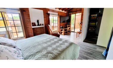 VENDO CASA ESQUINERA SABANETA ANTIOQUIA 3 ALCOBAS CON BAŇO JARDIN EN L