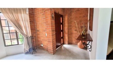 VENDO CASA ESQUINERA SABANETA ANTIOQUIA 3 ALCOBAS CON BAŇO JARDIN EN L