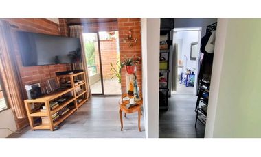 VENDO CASA ESQUINERA SABANETA ANTIOQUIA 3 ALCOBAS CON BAŇO JARDIN EN L