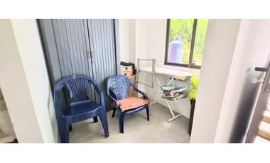 VENDO CASA ESQUINERA SABANETA ANTIOQUIA 3 ALCOBAS CON BAŇO JARDIN EN L