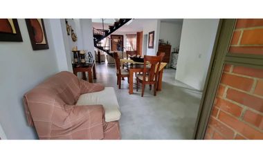 VENDO CASA ESQUINERA SABANETA ANTIOQUIA 3 ALCOBAS CON BAŇO JARDIN EN L