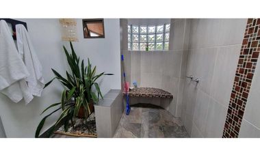 VENDO CASA ESQUINERA SABANETA ANTIOQUIA 3 ALCOBAS CON BAŇO JARDIN EN L