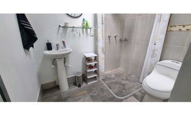 VENDO CASA ESQUINERA SABANETA ANTIOQUIA 3 ALCOBAS CON BAŇO JARDIN EN L