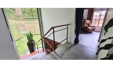 VENDO CASA ESQUINERA SABANETA ANTIOQUIA 3 ALCOBAS CON BAŇO JARDIN EN L