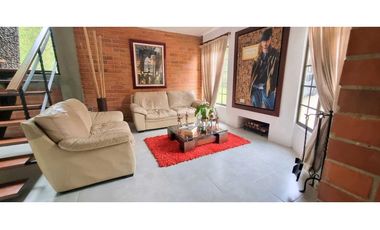 VENDO CASA ESQUINERA SABANETA ANTIOQUIA 3 ALCOBAS CON BAŇO JARDIN EN L
