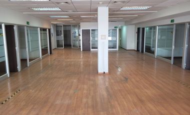 Edificio institucional  de oficinas en arriendo