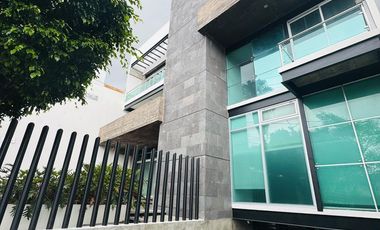 Edificio Comercial en Lomas de Cortes