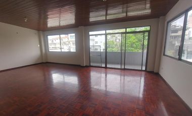 Alquiler de amplio departamento en Lomas de Urdesa