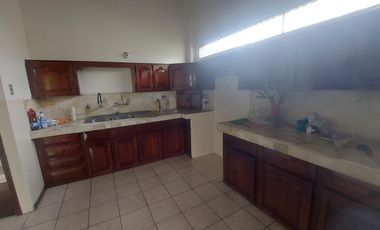 Alquiler de amplio departamento en Lomas de Urdesa