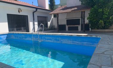 CASA EN VENTA EN PEHUAJÓ CON PILETA