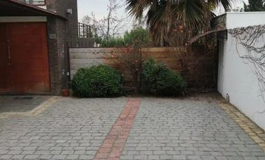 Casa en arriendo c/ estacionamiento en San Carlos de Apoquindo