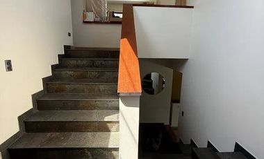 Casa en arriendo c/ estacionamiento en San Carlos de Apoquindo
