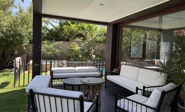 Casa en arriendo c/ estacionamiento en San Carlos de Apoquindo