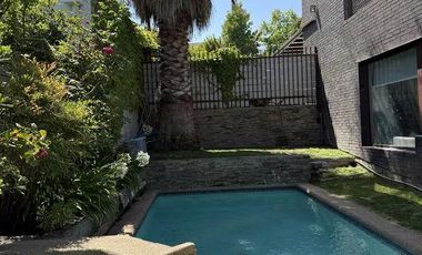 Casa en arriendo c/ estacionamiento en San Carlos de Apoquindo