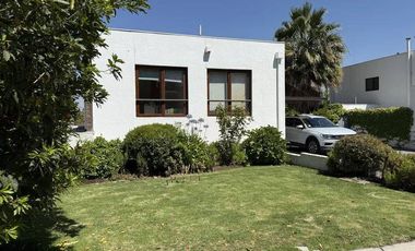 Casa en arriendo c/ estacionamiento en San Carlos de Apoquindo