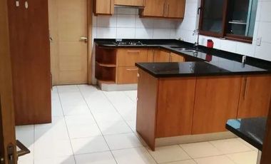 Casa en arriendo c/ estacionamiento en San Carlos de Apoquindo