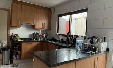 Casa en arriendo c/ estacionamiento en San Carlos de Apoquindo