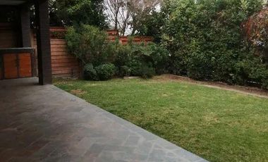 Casa en arriendo c/ estacionamiento en San Carlos de Apoquindo