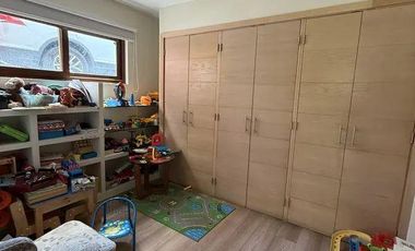 Casa en arriendo c/ estacionamiento en San Carlos de Apoquindo