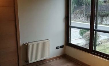 Casa en arriendo c/ estacionamiento en San Carlos de Apoquindo