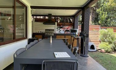 Casa en arriendo c/ estacionamiento en San Carlos de Apoquindo