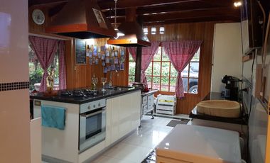 PRECIOSA CASA CON LANCHA Y MUEBLES INCLUIDOS
