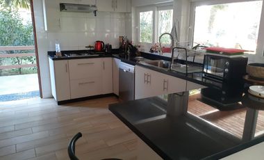 HERMOSA CASA  CON 38 MTS DE RIVERA LAGO,  EL ESTERO