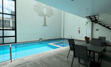 Casa amueblada con roof garden y amenidades en venta o renta en Residencial Ibiza, Metepec.
