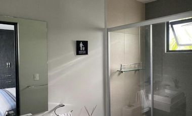 Casa amueblada con roof garden y amenidades en venta o renta en Residencial Ibiza, Metepec.