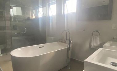 Casa amueblada con roof garden y amenidades en venta o renta en Residencial Ibiza, Metepec.