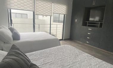 Casa amueblada con roof garden y amenidades en venta o renta en Residencial Ibiza, Metepec.