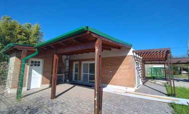 Casa 2 dormitorios con pileta - Punta chacra ( Roldan )