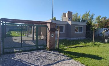 Casa 2 dormitorios con pileta - Punta chacra ( Roldan )