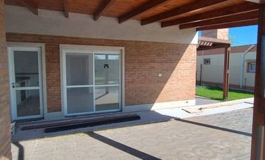 Casa 2 dormitorios con pileta - Punta chacra ( Roldan )