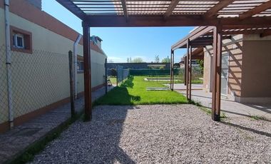 Casa 2 dormitorios con pileta - Punta chacra ( Roldan )