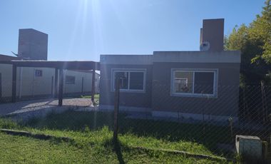 Casa 2 dormitorios con pileta - Punta chacra ( Roldan )