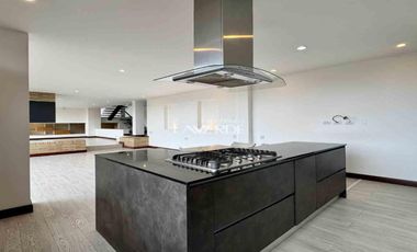 Arriendo - Espectacular Casa en Yerbabuena - Amplios Espacios y Diseño de Lujo